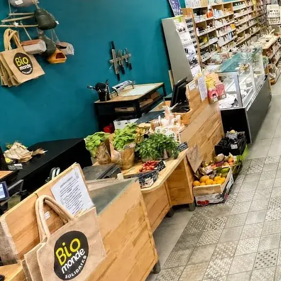 L’accueil et la caisse du magasin, avec les sacs Biomonde