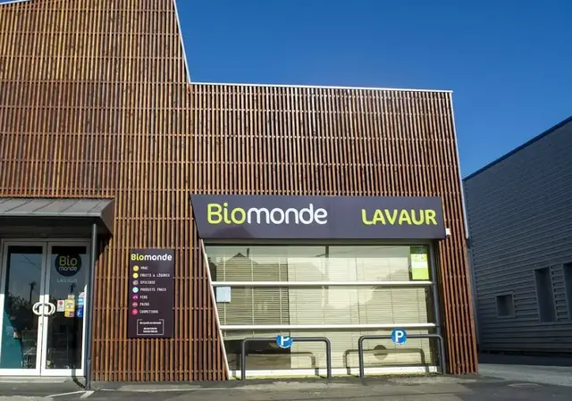 La devanture du magasin Biomonde, avenue Gabriel Péri à Lavaur