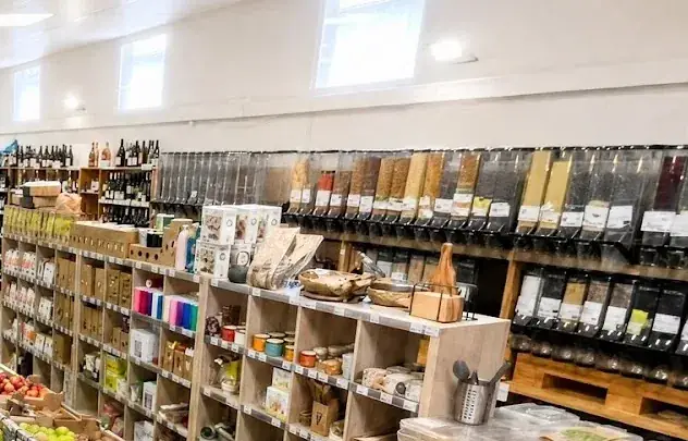 Le mur de distributeurs de vrac du magasin